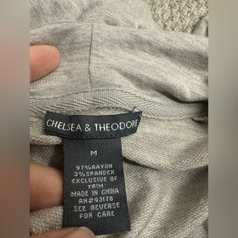 Chelsea & Theodore Light Gray Cowl neck Top size M - Picture 3 of 5